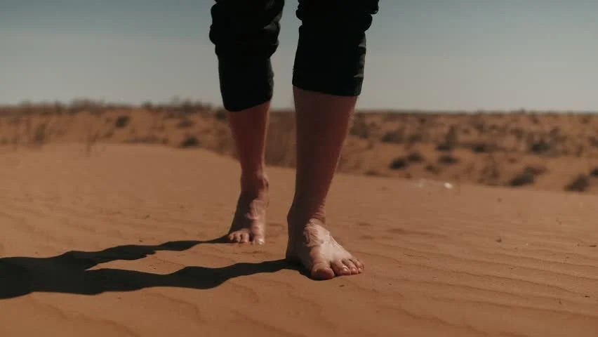 Can you walk barefoot on desert sand?